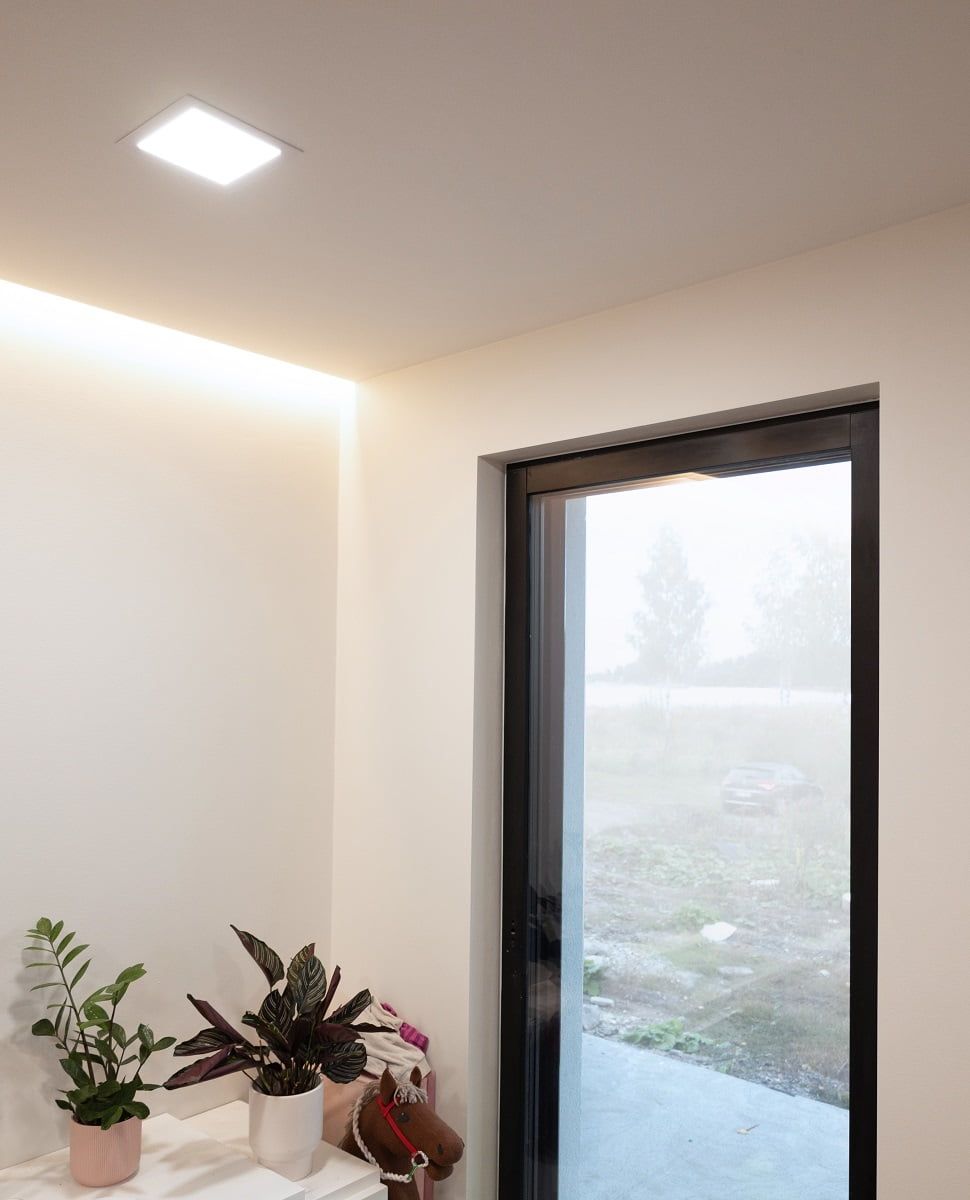 L'illuminazione dimmerabile e adattabile di una stanza per bambini è stata creata utilizzando una combinazione di pannelli e strisce LED. © LedStore.fi